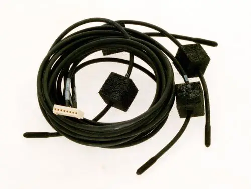 Temperaturfühler mit mehreren Sensoren, verbunden durch schwarze Kabel, auf einem weißen Hintergrund. Hersteller ist Bosch.